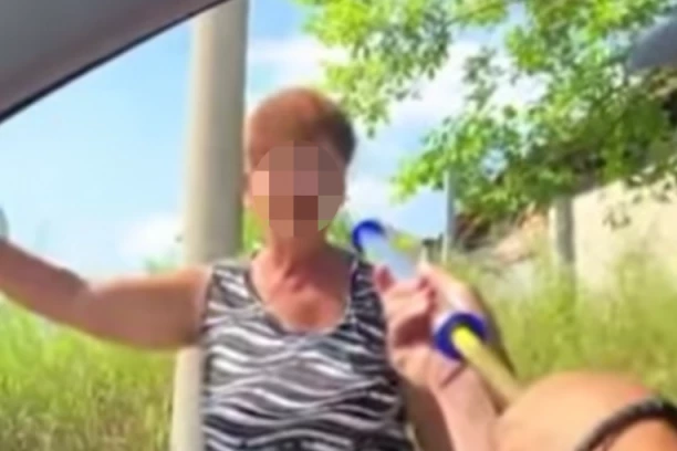 NEVASPITANI KLINCI MALTRETIRALI GOSPOĐU NASRED PUTA: Stravičan trend na društvenim mrežama se pretvorio u današnjicu zarad par lajkova! (VIDEO)