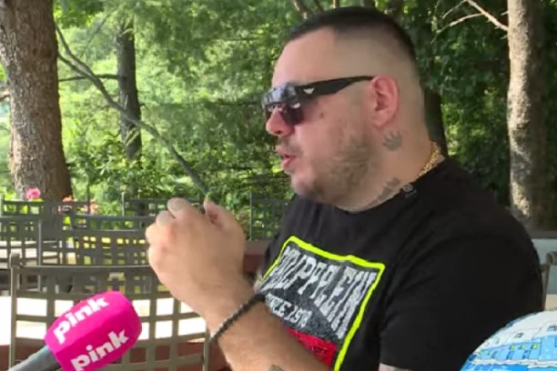 UZNEMIRUJUĆE! Devojka Filipa Cara u PODLIVIMA I MODRICAMA: Izbio SKANDAL u Crikvenici zbog njegove romanse sa OVOM PLAVUŠOM! (FOTO)