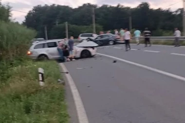 IMA POVREĐENIH! Teška saobraćajka u Valjevu, došlo do direktnog sudara! (FOTO)