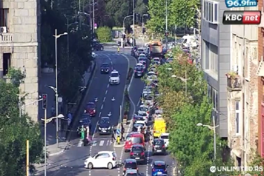 BEOGRAD STOJI! Pokidana trolejbuska mreža, u OVOM delu grada se vozila NE MIČU! (FOTO, VIDEO)