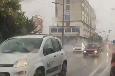 ZRENJANIN NA UDARU JAKON NEVREMENA! Oluja odnela krov, pucali jaki gromovi, voda potopila raskrsnice...