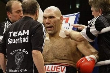 NE MOŽE DA POVERUJE ŠTA SE DOGODILO: Ruski bokser odgovorio na sramotan potez fudbalera kijveskog Dinama - od njegovih reči podrhtava planeta!