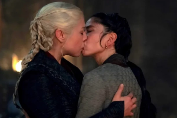 LEZBO POLJUBAC U "KUĆI ZMAJA" BIO NEPLANIRAN! Glumice se dohvatile na SETU, a zbog OVOGA su fanovi BESNI! (FOTO)