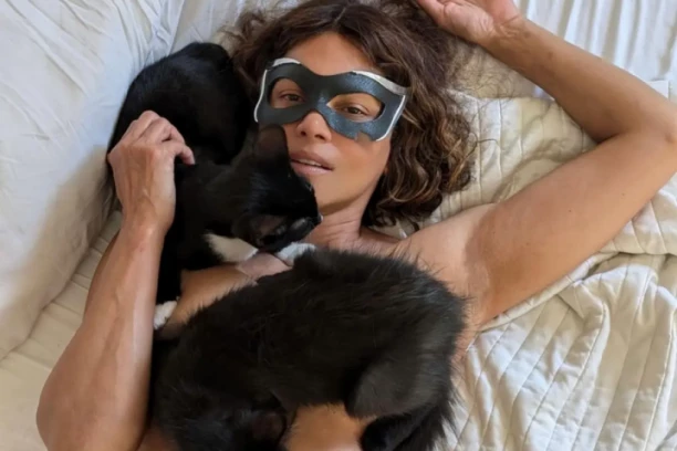 MAČKICE NA GOLIM GRUDIMA, MASKA PREKO OČIJU! Glumica RASPAMETILA golišavim fotkama, ONA JE BOMBA!