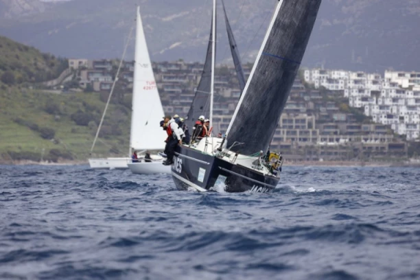 DRAMA NA CRNOGORSKOM PRIMORJU: Gliser se sudario sa drugim plovilom, IMA POVREĐENIH!