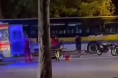 SVE SE RAZLETELO U PARAMPARČAD! Težak sudar motocikla i autobusa! (VIDEO)