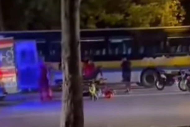 SVE SE RAZLETELO U PARAMPARČAD! Težak sudar motocikla i autobusa! (VIDEO)