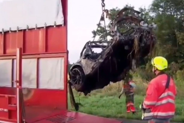 HOROR KOD AUTOPUTA! OTAC I SIN IZGORELI TOKOM ILEGALNE TRKE: Pogledajte šta je ostalo od luksuznog Poršea (VIDEO)