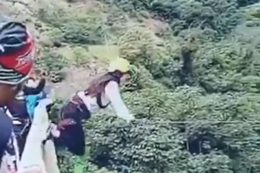 KANAP NIJE BIO DOBRO VEZAN! DEVOJKA POKUŠALA "BANDŽI DŽAMP" PA SE SRUČILA U AMBIS: Jeziv snimak kruži internetom! (UZNEMIRUJUĆI VIDEO)