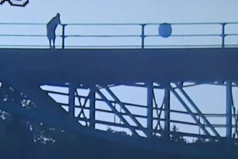 HTEO DA SE BACI SA MOSTA ZBOG DEVOJKE: Brat ga molio da odustane, nije ga slušao, ali onda su se pojavili ONI! (VIDEO)