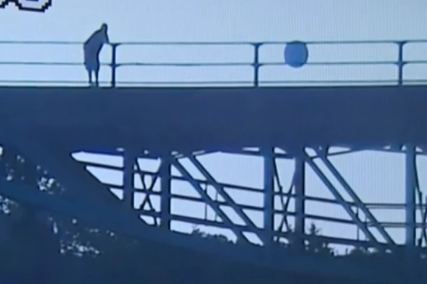 HTEO DA SE BACI SA MOSTA ZBOG DEVOJKE: Brat ga molio da odustane, nije ga slušao, ali onda su se pojavili ONI! (VIDEO)