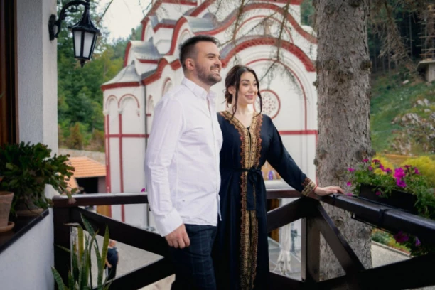 NAŠI PEVAČI SNIMILI SPOT U MANASTIRU TUMANE! Ovakav duet još nismo čuli! (VIDEO)