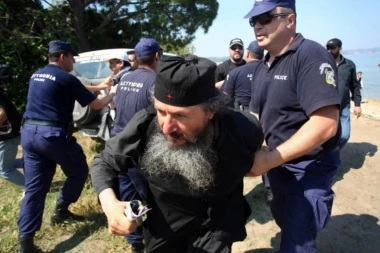 POZADINA SUKOBA IZMEĐU POLICIJE I MONAHA NA SVETOJ GORI: Međusobne optužbe, imovinski sporovi, kršenje statuta i monaških zaveta