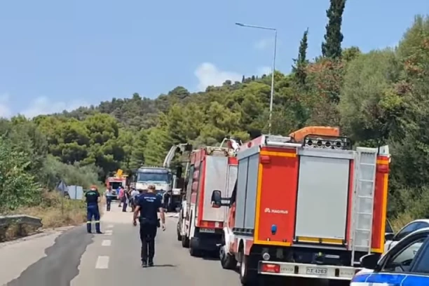 STRAVIČNA TRAGEDIJA U GRČKOJ! Poginuli BEBA, devojčica i njihovi očevi, automobili SMRSKANI! (UZNEMIRUJUĆI VIDEO!)