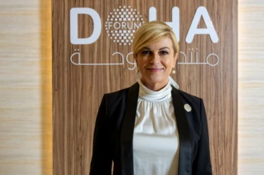 KOLINDA U HALJINI SLIČNOJ ONOJ KOJU JE PONELA JELENA ĐOKOVIĆ, POZIRA IZ PARIZA: "Evo nas! Čekanju je došao kraj!"