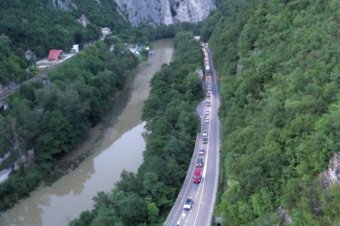 VOZAČI, NAORUŽAJTE SE STRPLJENJEM: Zbog radova na putu na delu Čačak-Požega kolone duge PET KILOMETARA! (FOTO, VIDEO)