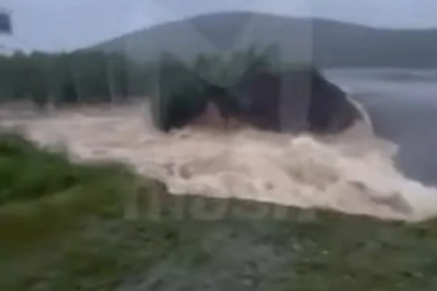 UZBUNA! PUKLA BRANA NA AKUMULACIJI! Veliki broj ljudi u opasnosti Stigle hitne službe! (VIDEO)