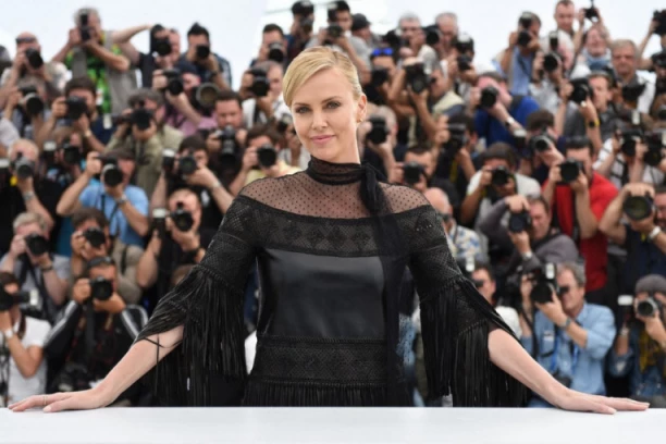 SLAVNA PLAVUŠA SA 48 GODINA NOSI MINJAK U PARIZU: Pokazala zašto je modna ikona