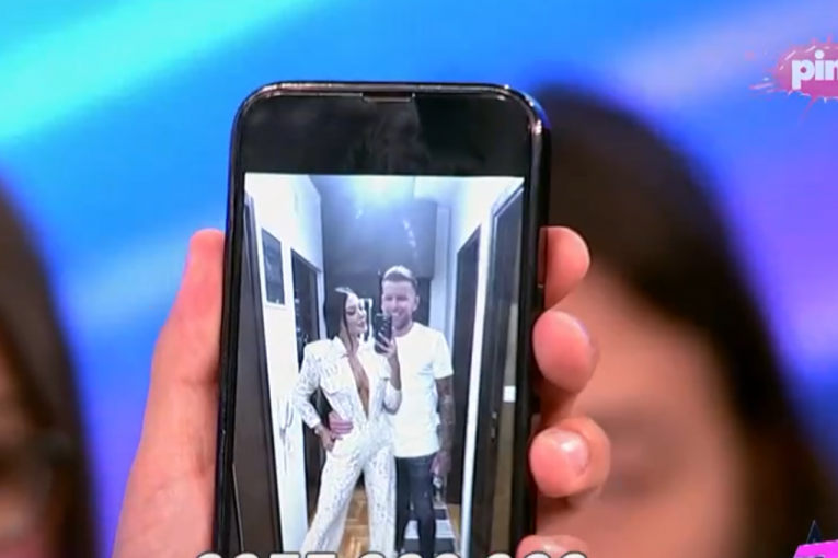 Maja Marinković pokazuje slike sa Stanislavom Krofakom