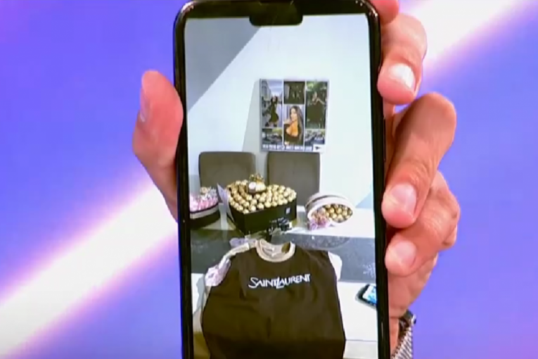 Maja Marinković pokazuje slike sa Stanislavom Krofakom