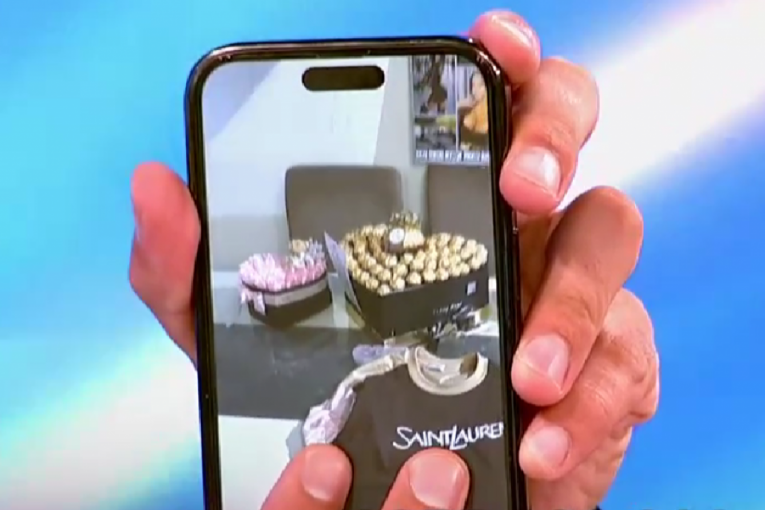 Maja Marinković pokazuje slike sa Stanislavom Krofakom