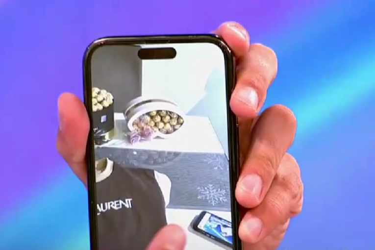 Maja Marinković pokazuje slike sa Stanislavom Krofakom