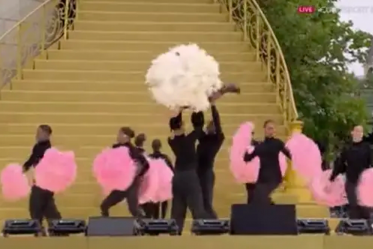 Plesač pao tokom nastupa Lejdi Gage na otvaranju Olimpijskih igara 2024 u Parizu