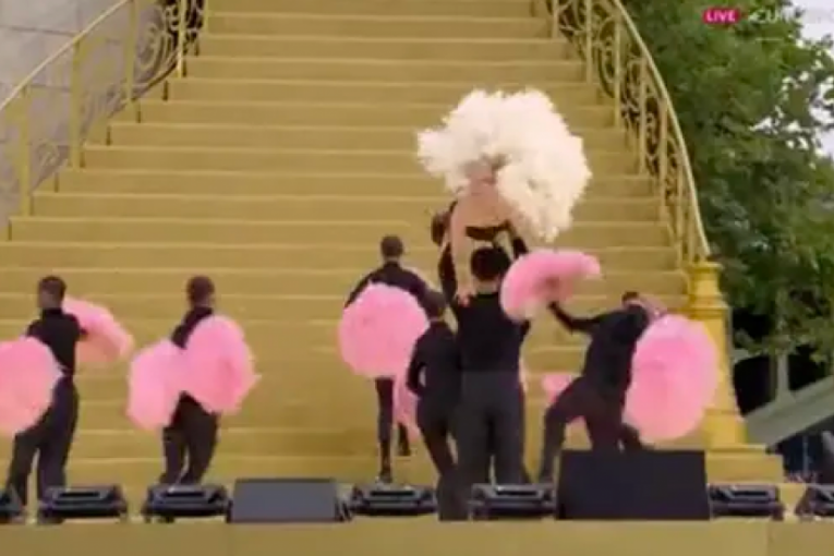 Plesač pao tokom nastupa Lejdi Gage na otvaranju Olimpijskih igara 2024 u Parizu