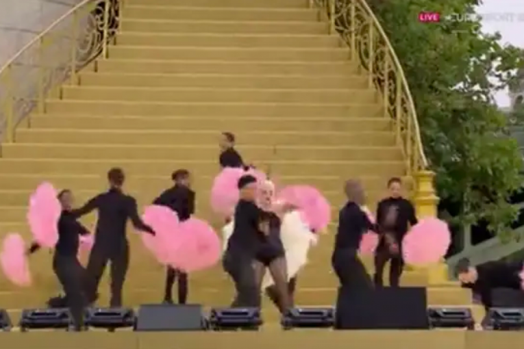 Plesač pao tokom nastupa Lejdi Gage na otvaranju Olimpijskih igara 2024 u Parizu