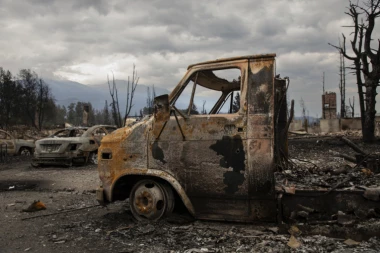 POŽAR VISINE 100 METARA SPALIO GRAD DO TEMELJA! Vozila istopljena, ostala ZGARIŠTA, SCENE kao u postapokaliptičnim filmovima! (FOTO/VIDEO)
