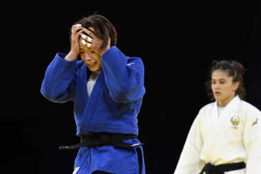 NERVNI SLOM DŽUDISTKINJE: Napustila arenu uz nadzor trenera, VAN SEBE JE! (VIDEO)