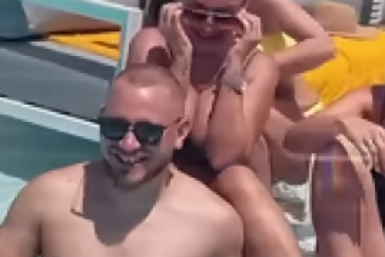 Andreana Čekić pokazala grudi