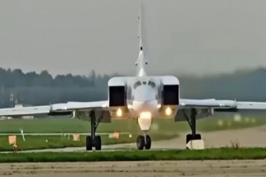 UKRAJINA NAPALA RUSKU BAZU NADOMAK GRANICE SA FINSKOM! Udarili ŽESTOKO na "tupoljeve", jedan bombarder UNIŠTEN?! (VIDEO)