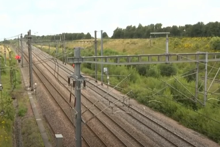 OTKRIVENO KO STOJI IZA SABOTAŽA NA FRANCUSKIM PRUGAMA?! Kako zgodno za Makrona! Hitno se oglasio ministar unutrašnjih poslova (VIDEO)