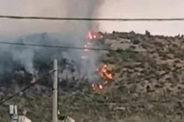 UZBUNA KOD BUDVE! HITNO POTREBAN AVION! Izbio ogroman požar, vatra GUTA sve pred sobom! Ova mesta su u opasnosti?! (VIDEO)