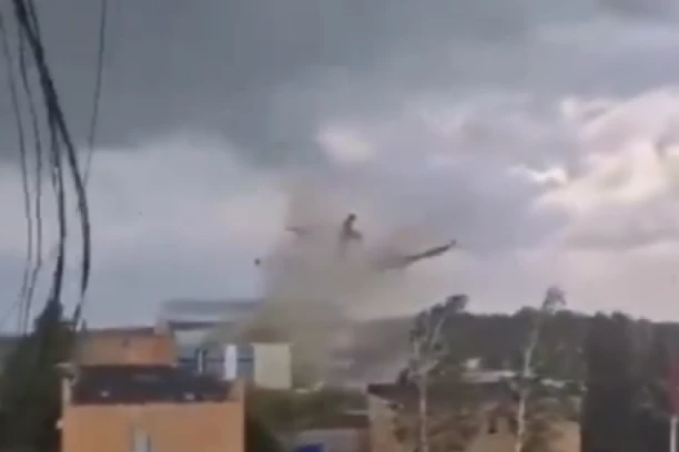 STRAVIČAN TORNADO PROJURIO AERODROMOM: Avioni i helikopteri razbacani kao igračke, prizori JEZIVI! (VIDEO)