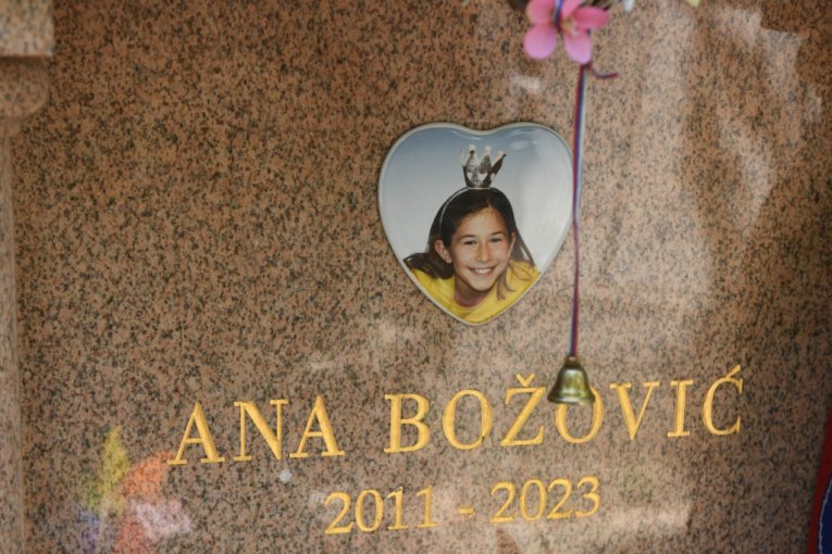 Grob Ane Božović