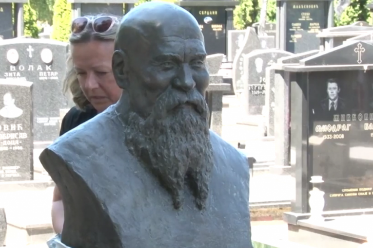 Luisova udovica Silvana na grobu