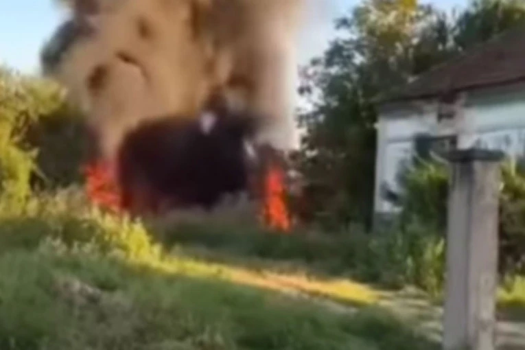 POŽAR NA AUTO OTPADU U BELOŠEVCU: Gust dim se širi kod Kragujevca! (VIDEO)