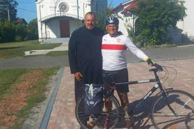 PREŠAO BICIKLOM 700 KILOMETARA DA SE POKLONI SENIMA STRADALIH U JASENOVCU: Istoričar iz Paraćina stigao nakon dve nedelje vožnje! (FOTO)