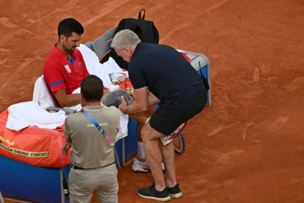 OVO JE ZABOLELO CELU SRBIJU! ĐOKOVIĆEVU DOMINACIJU PREKINULA POVREDA: Bolna grimasa na Novakovom licu (FOTO)