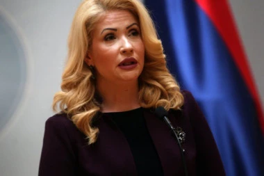 PRVA IZJAVA SANDRE BOŽIĆ ZA REPUBLIKU NAKON NAPADA! Blokaderka se zaletela na nju i počela da je udara kroz prozor!