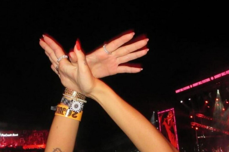 Dua Lipa na Kosovu i Metohiji pokazivala simbole tzv. "velike Albanije" i dvoglavog orla
