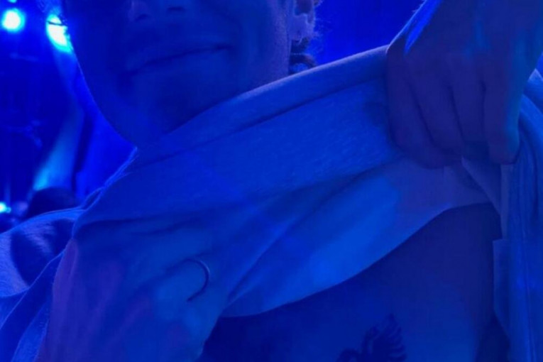 Dua Lipa na Kosovu i Metohiji pokazivala simbole tzv. "velike Albanije" i dvoglavog orla