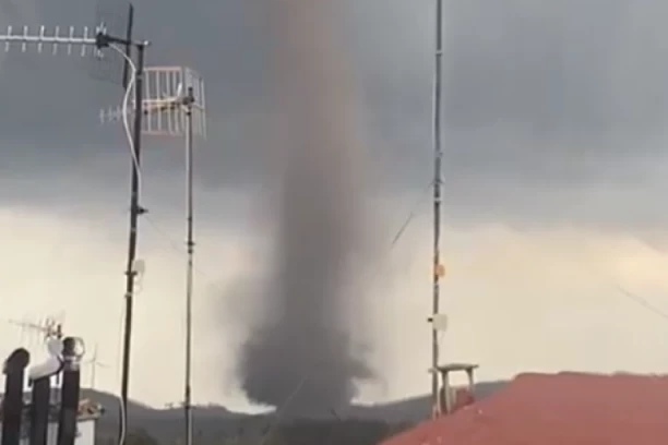 TORNADO NA ISTOKU ZEMLJE! Nakon ekstremnih vrućina, ŠOK PRIZOR zapanjio meštane (VIDEO)