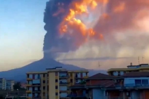 ETNA IZAZVALA KOLAPS VAZDUŠNOG SAOBRAĆAJA NA SICILIJI: Poremećeni letovi na aerodromu u Kataniji (VIDEO)