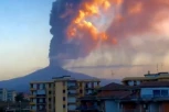 URUŠIO SE DEO KRATERA! Haos kod Etne, erupcija čuvenog vulkana PRESTRAVILA turiste i meštane! Svi beže glavom bez obzira (VIDEO)