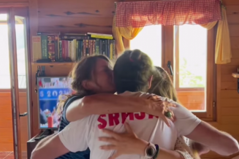 Gagi Jovanović sa ženom Brankom Pujić i trudnom ćerkom Anđelom Jovanović slavi zlatnu medalju Novaka Đokovića na Olimpijskim igrama u Parizu 2024