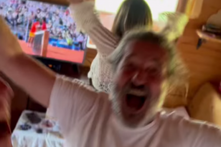 Gagi Jovanović sa ženom Brankom Pujić i trudnom ćerkom Anđelom Jovanović slavi zlatnu medalju Novaka Đokovića na Olimpijskim igrama u Parizu 2024