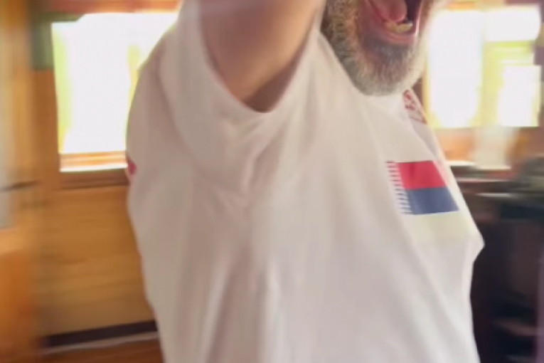 Gagi Jovanović sa ženom Brankom Pujić i trudnom ćerkom Anđelom Jovanović slavi zlatnu medalju Novaka Đokovića na Olimpijskim igrama u Parizu 2024